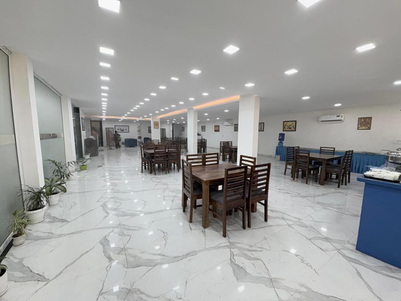 Pacific Inn Eco Central Γκουργκάον Εξωτερικό φωτογραφία