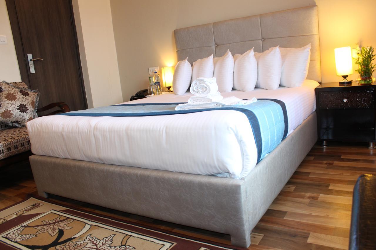 Pacific Inn Eco Central Γκουργκάον Εξωτερικό φωτογραφία